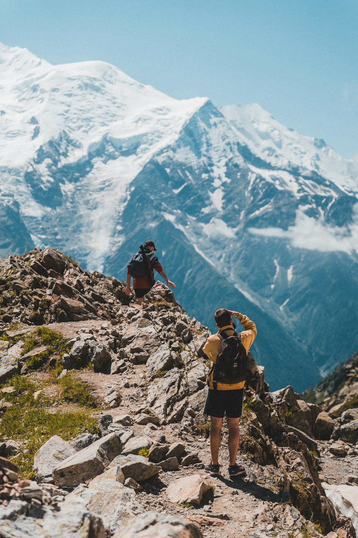 Lucas, accompagnateur en montagne, observe la vallée depuis un éboulis