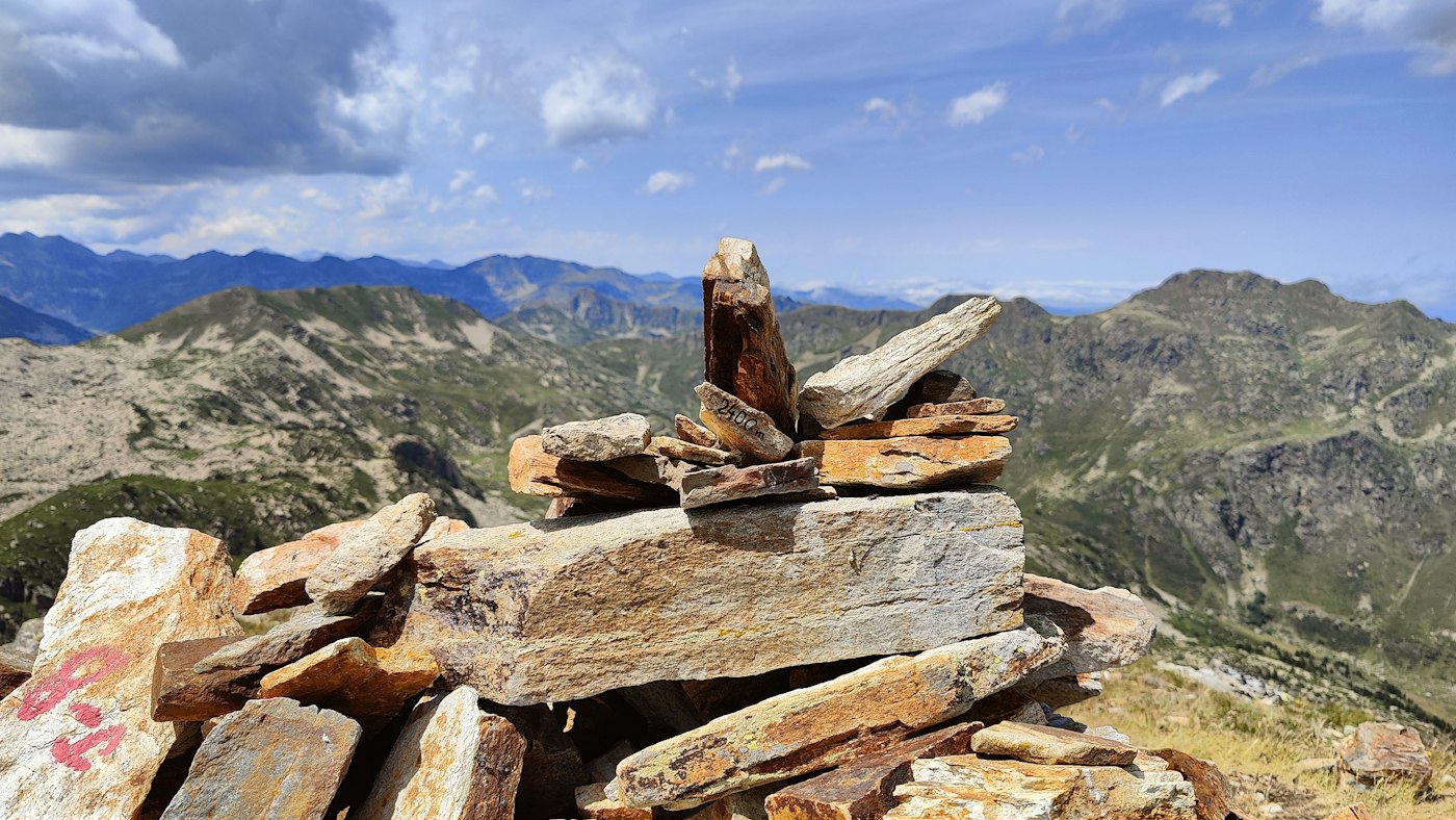 Cairn de pierres plates au sommet
