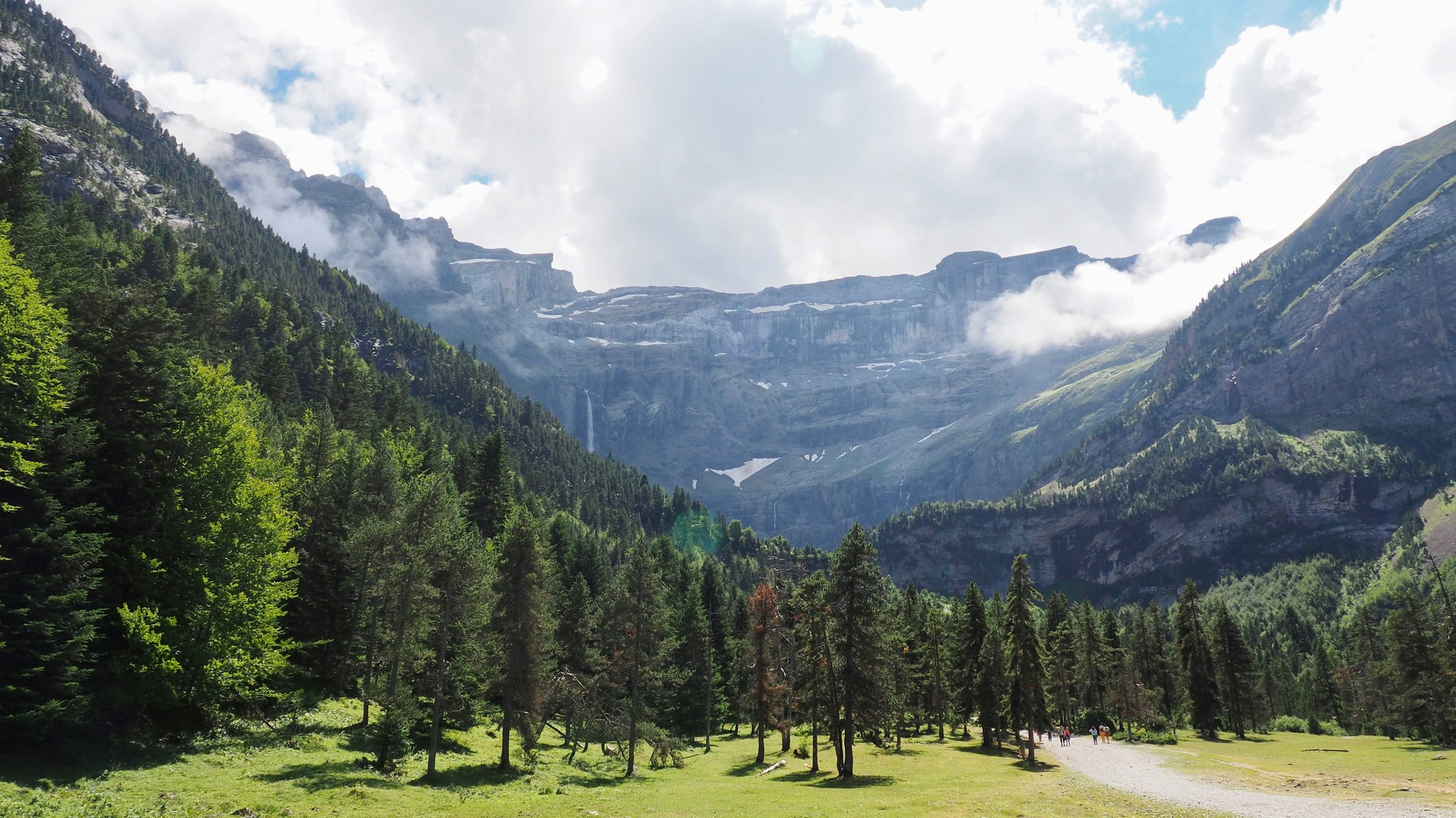 Le cirque de Gavarnie vu depuis la forêt, au départ du sentier