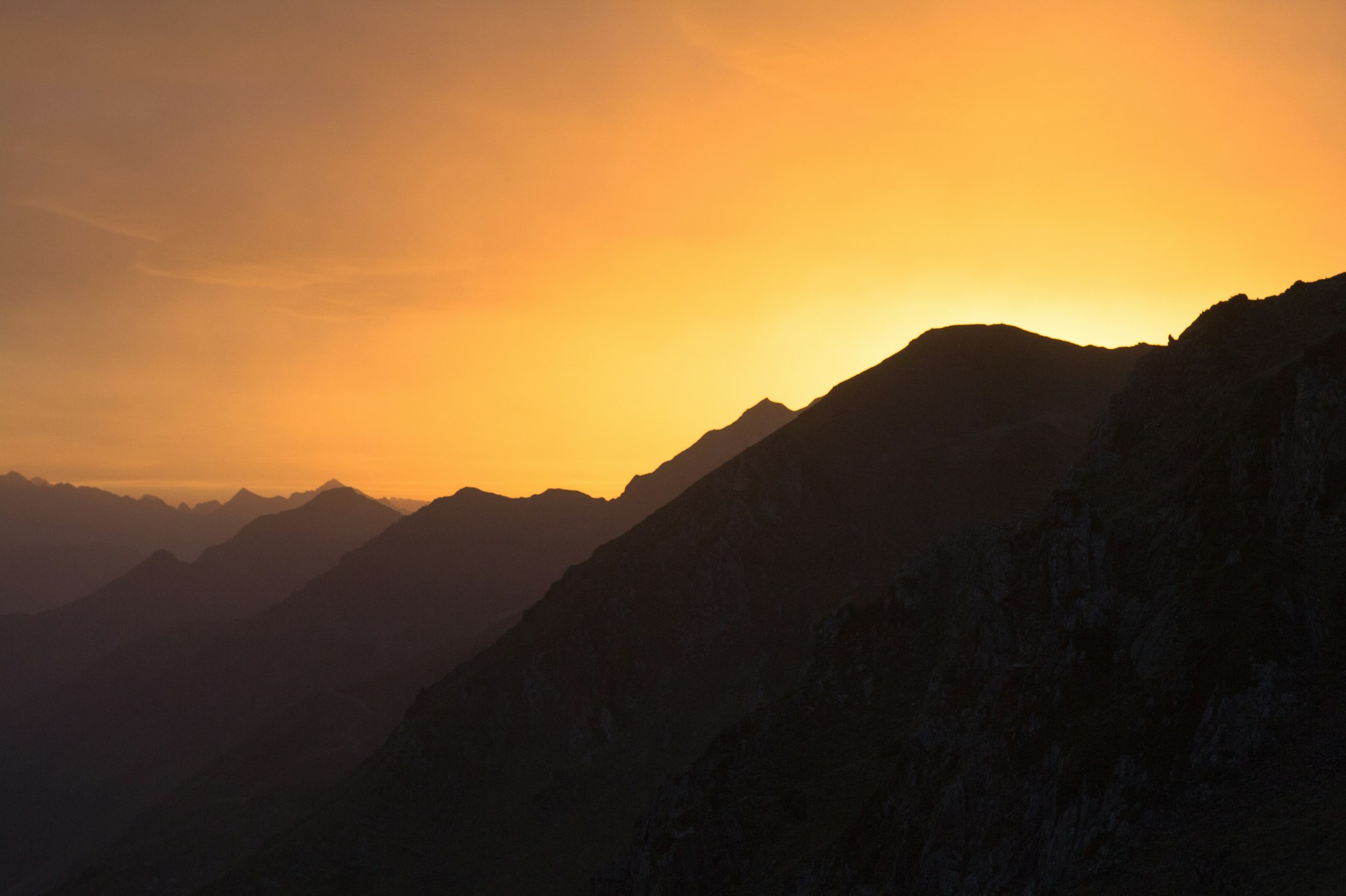 Silhouettes de crêtes au coucher du soleil