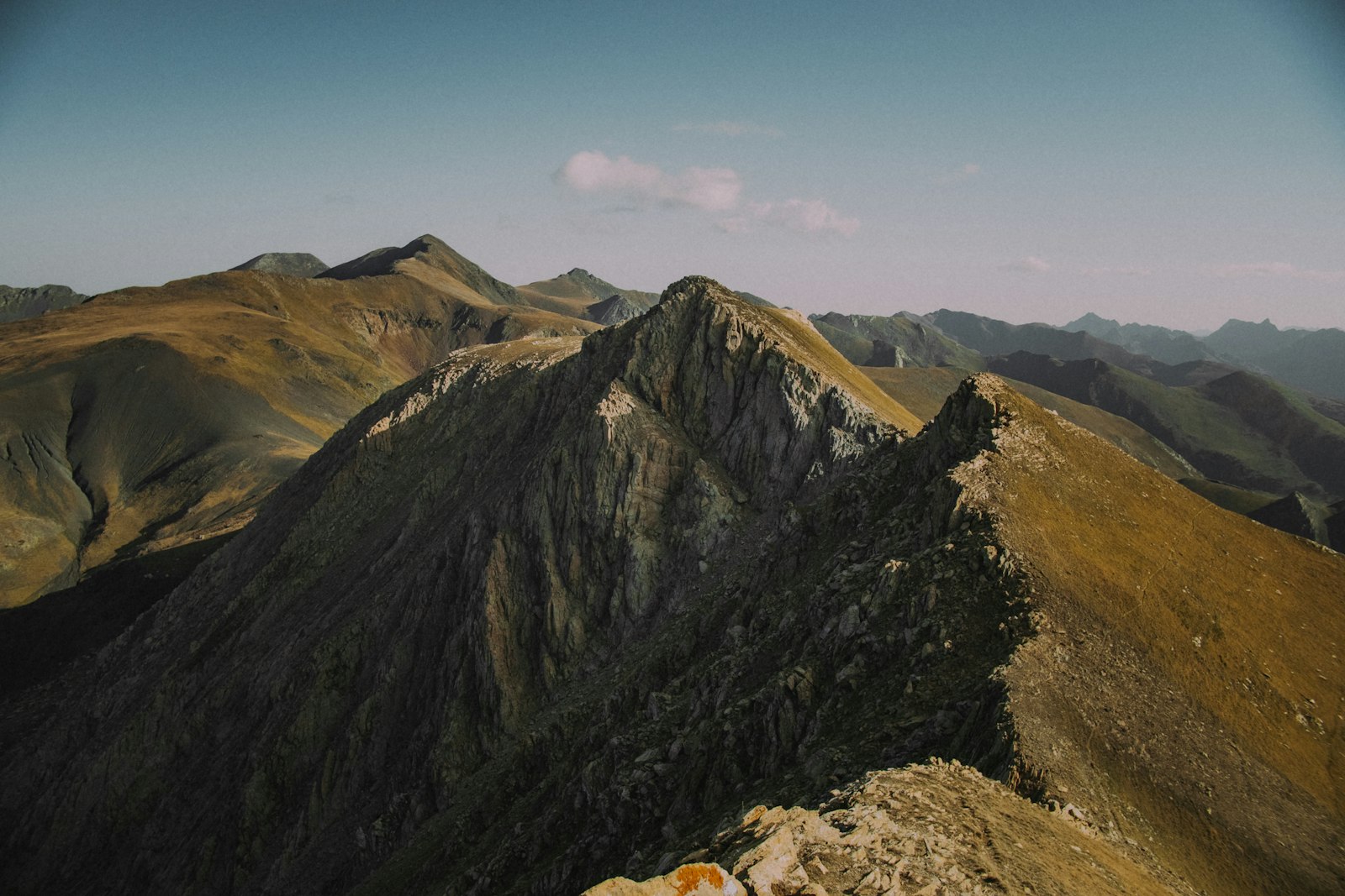 Arête rocheuse dans la lumière du soir