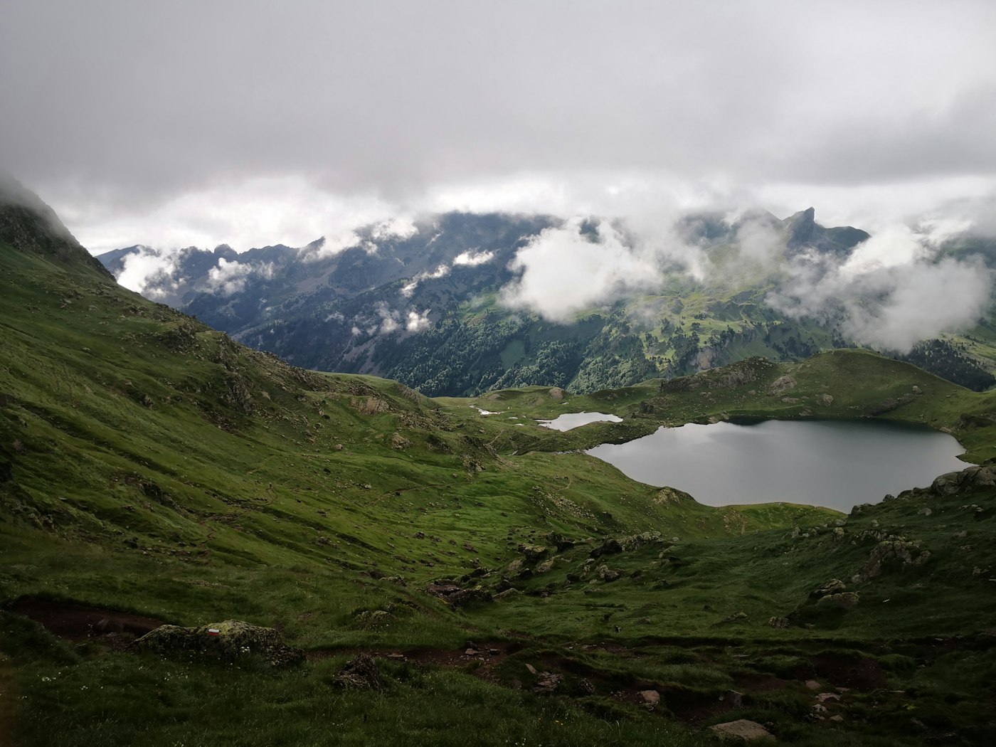 Lac d’altitude sous les nuages