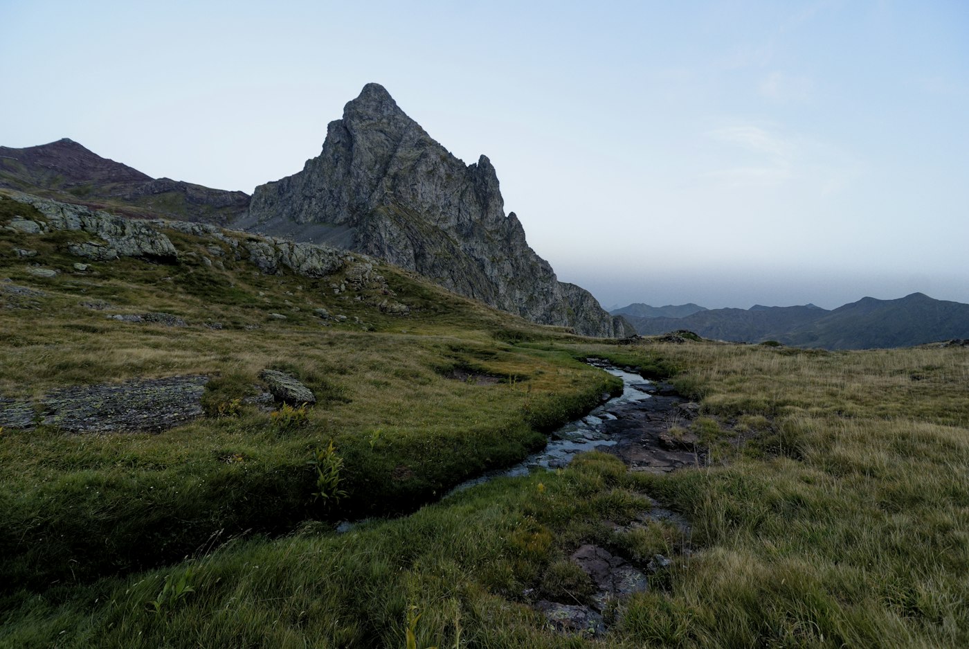 Pic rocheux et ruisseau dans l’estive